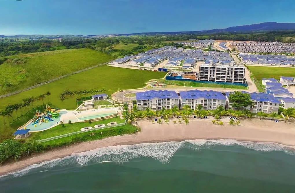 Tu escapada ideal en Panamá: apartamentos en Playa Caracol para personas de Honduras